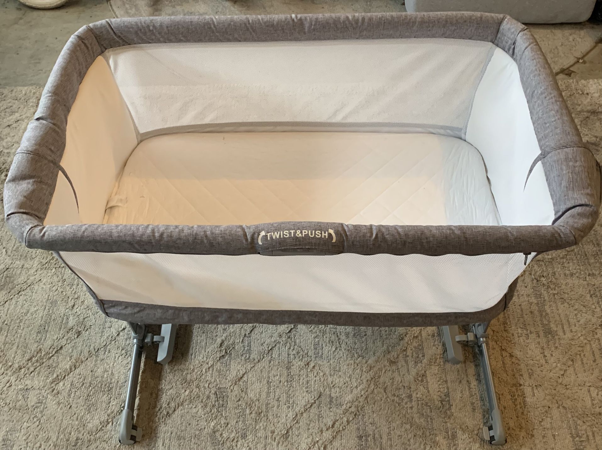 Baby Bassinet - twist and push - Very Clean