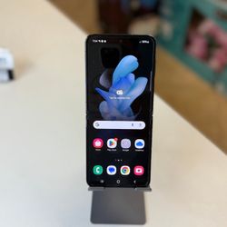 Samsung Galaxy Z Flip4 Unlocked 256GB Graphite excellent condition