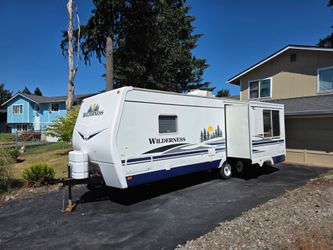 2007 Fleetwood Wilderness 25' With Slide Out