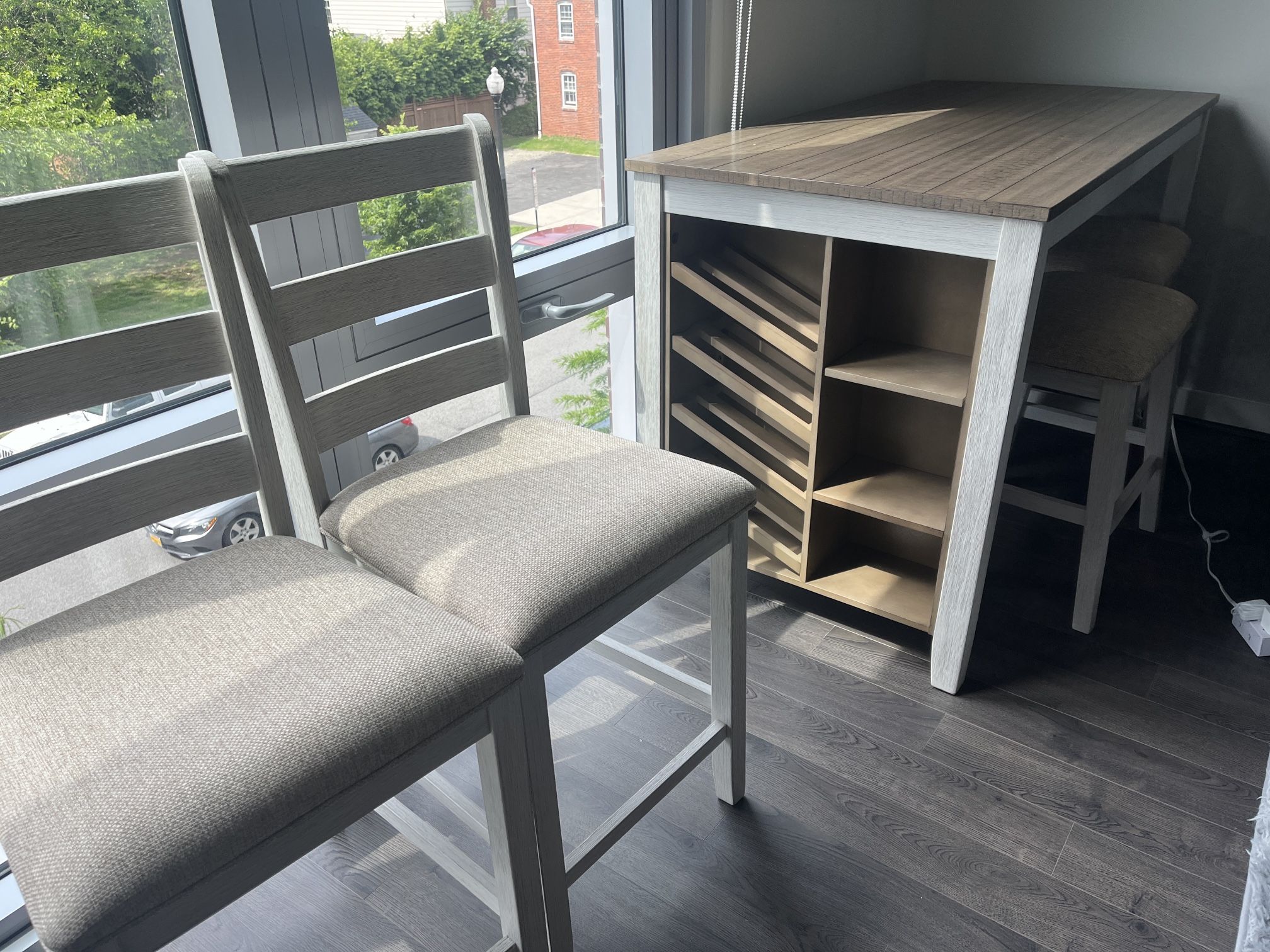Dining table And Chairs 