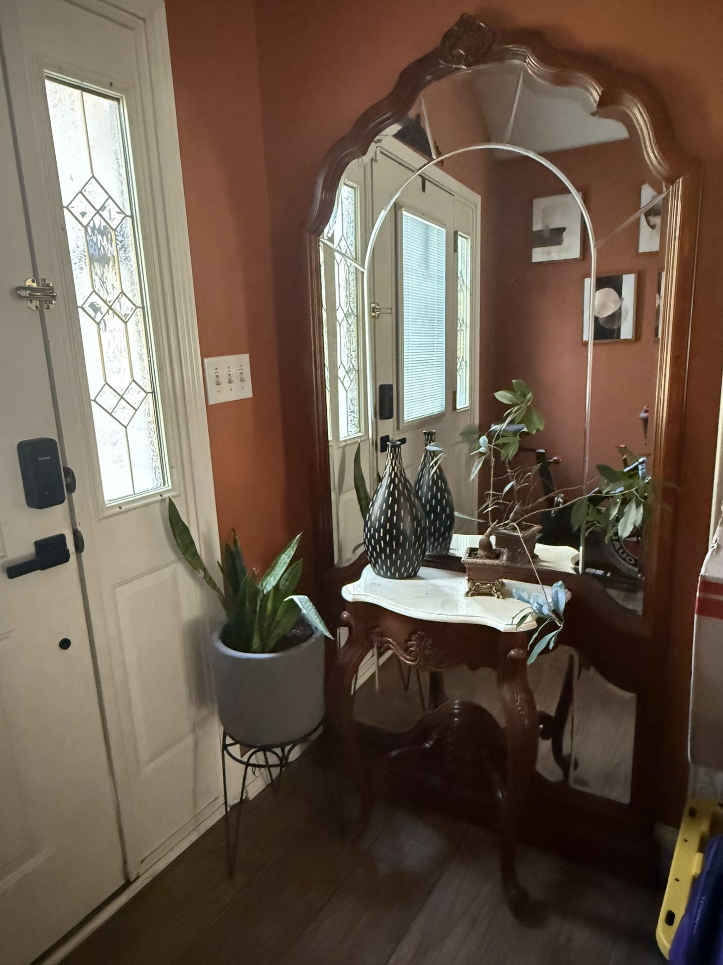 Vi ntage Entryway Mirror with Marble-Top Console Table