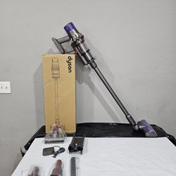 dyson v10 cyclone cordless vacuum with box 