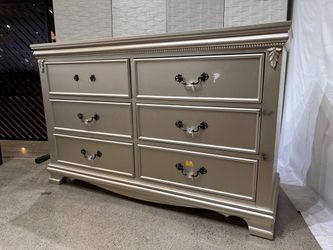 OXFORD KIDS Isabelle 6 Drawer Dresser in Champagne