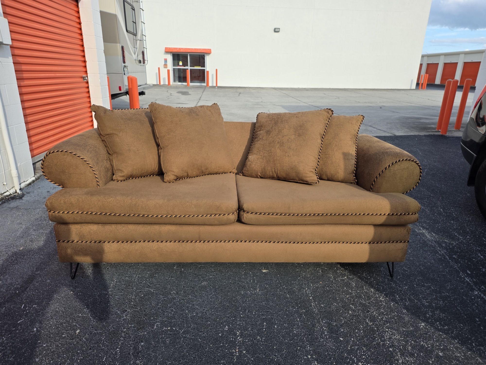 Couch CAN DELIVER