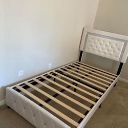 TWIN SIZE BEDFRAME 