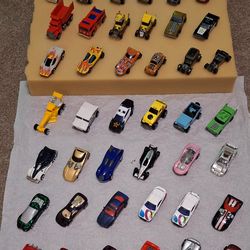 35+ Assorted Hot Wheels & Matchbox Die Cast Cars + Vintage 12 Car Collectors Case (see all pix/details)
