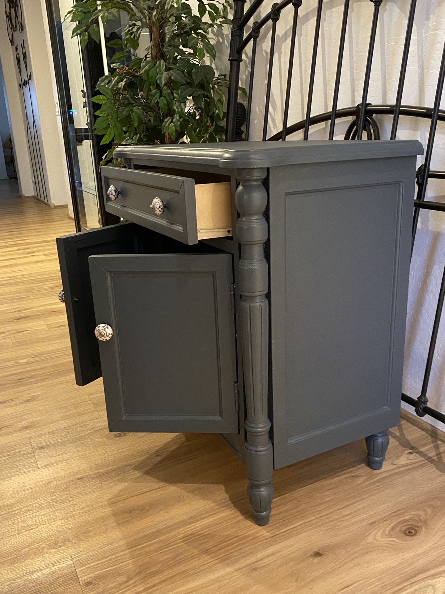 32” SIDE CABINET/OVERSIZED NIGHTSTAND