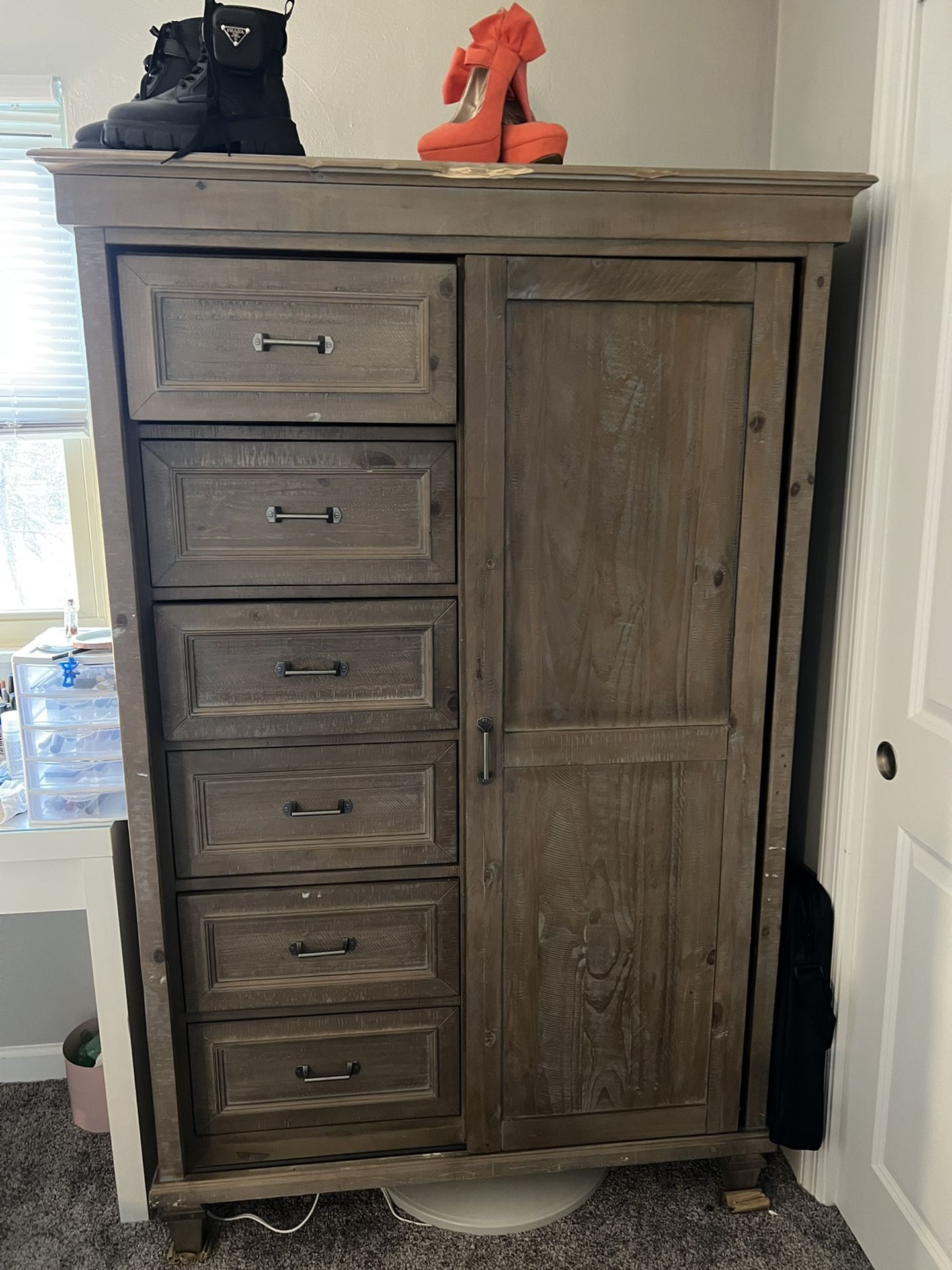  Armoire / Wardrobe