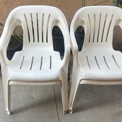 Set of 4 White Plastic Outdoor Patio Chairs