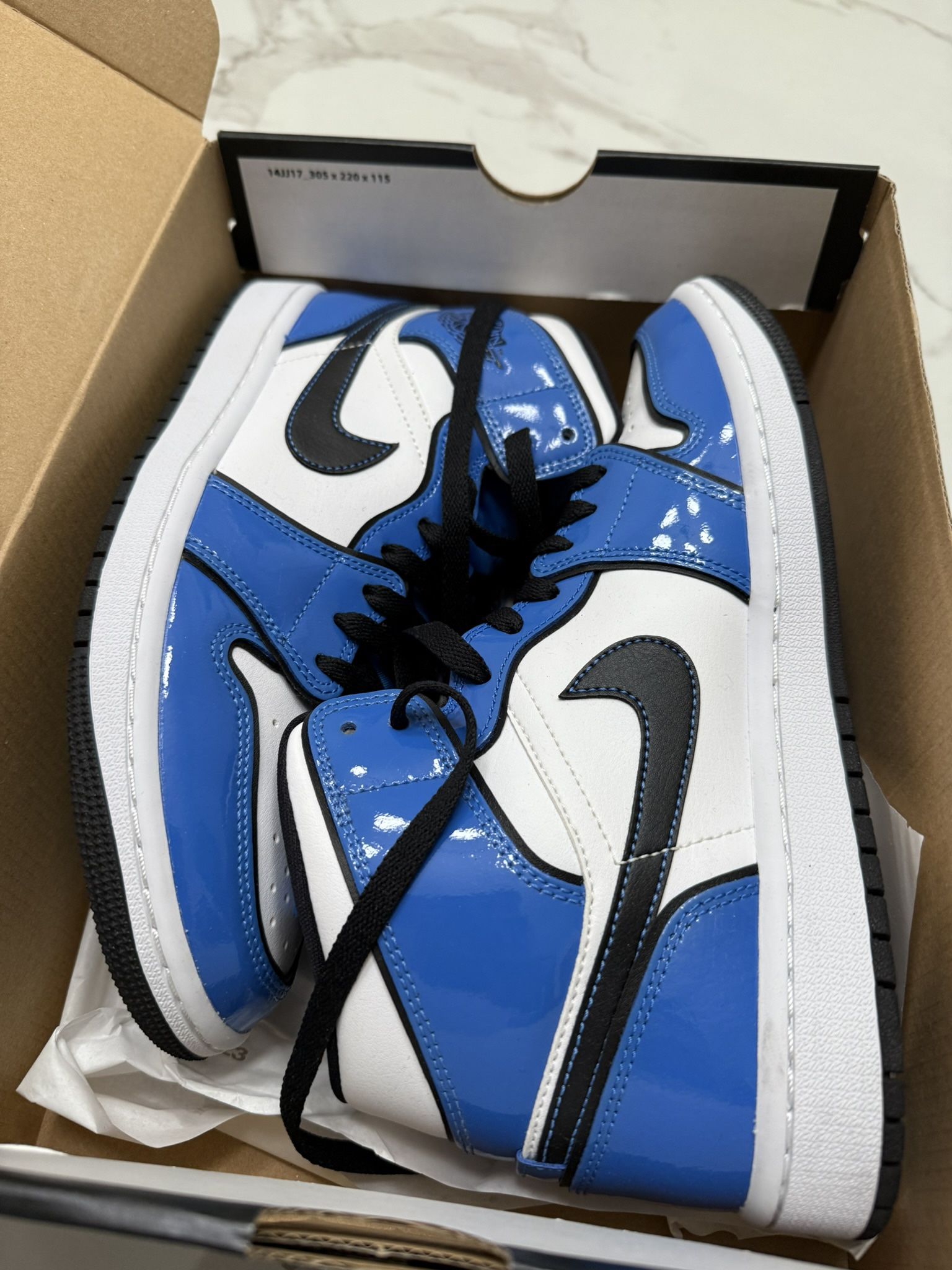 Air Jordan 1 Mid SE Box like new.  Men’s 7.5 and woman’s 9