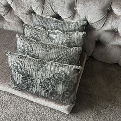 4 Pillow  excellent condition