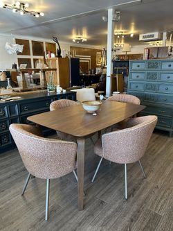 Amazing New Swivel Dining Chair - Set of 4!