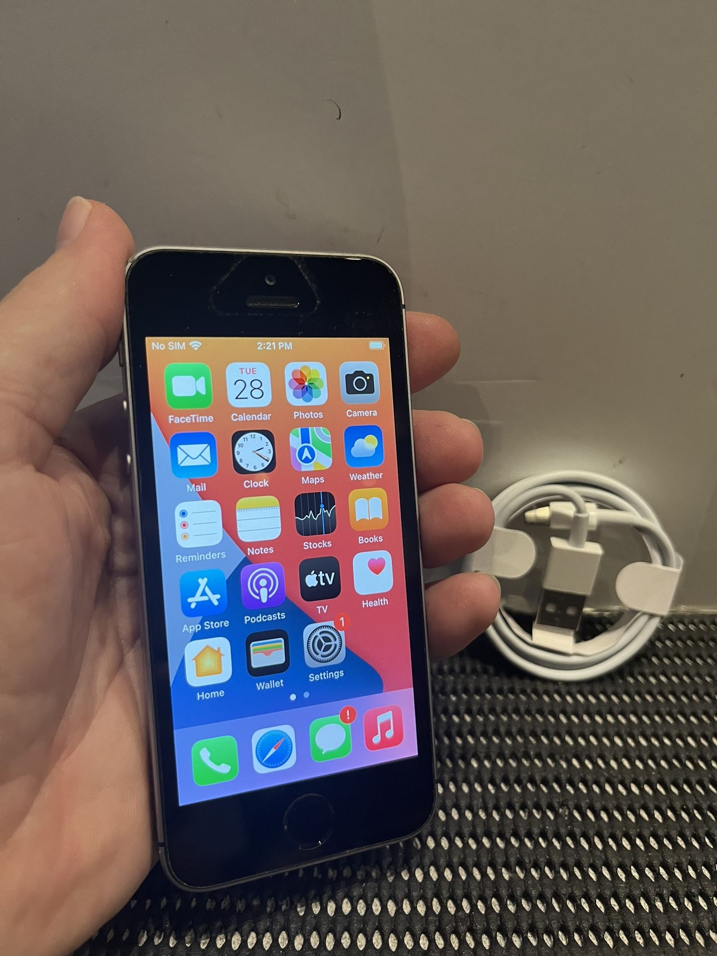 Apple iPhone SE 1st Gen 32GB Tracfone 4” -Black