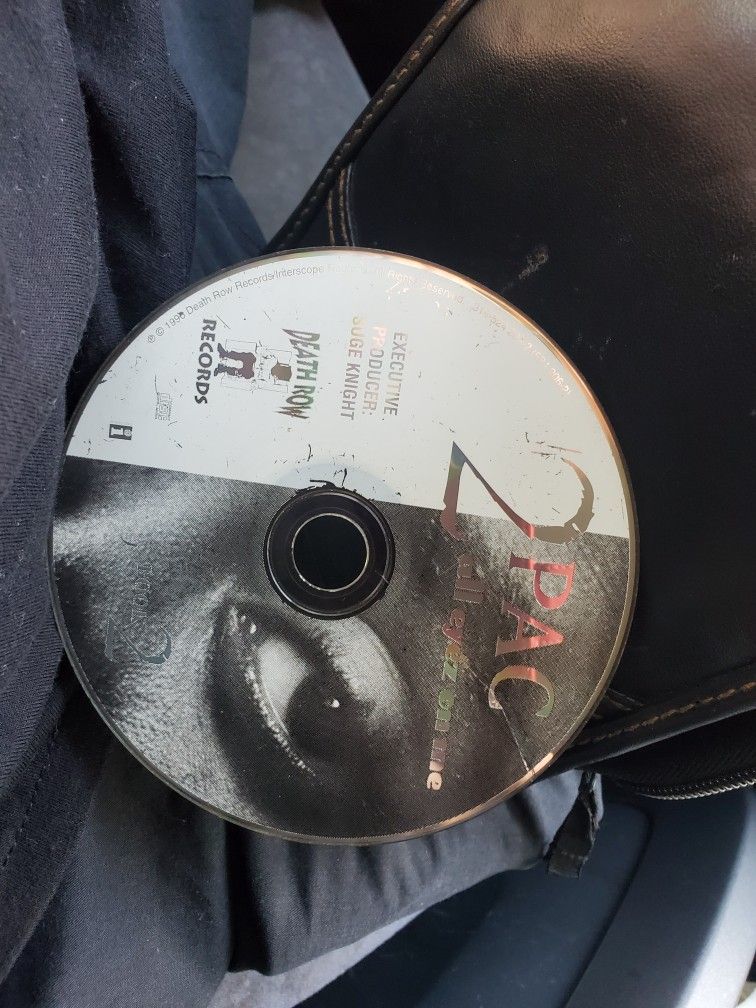 2pac ALL EYES ON ME BOOK 2 CD CRACKED!!