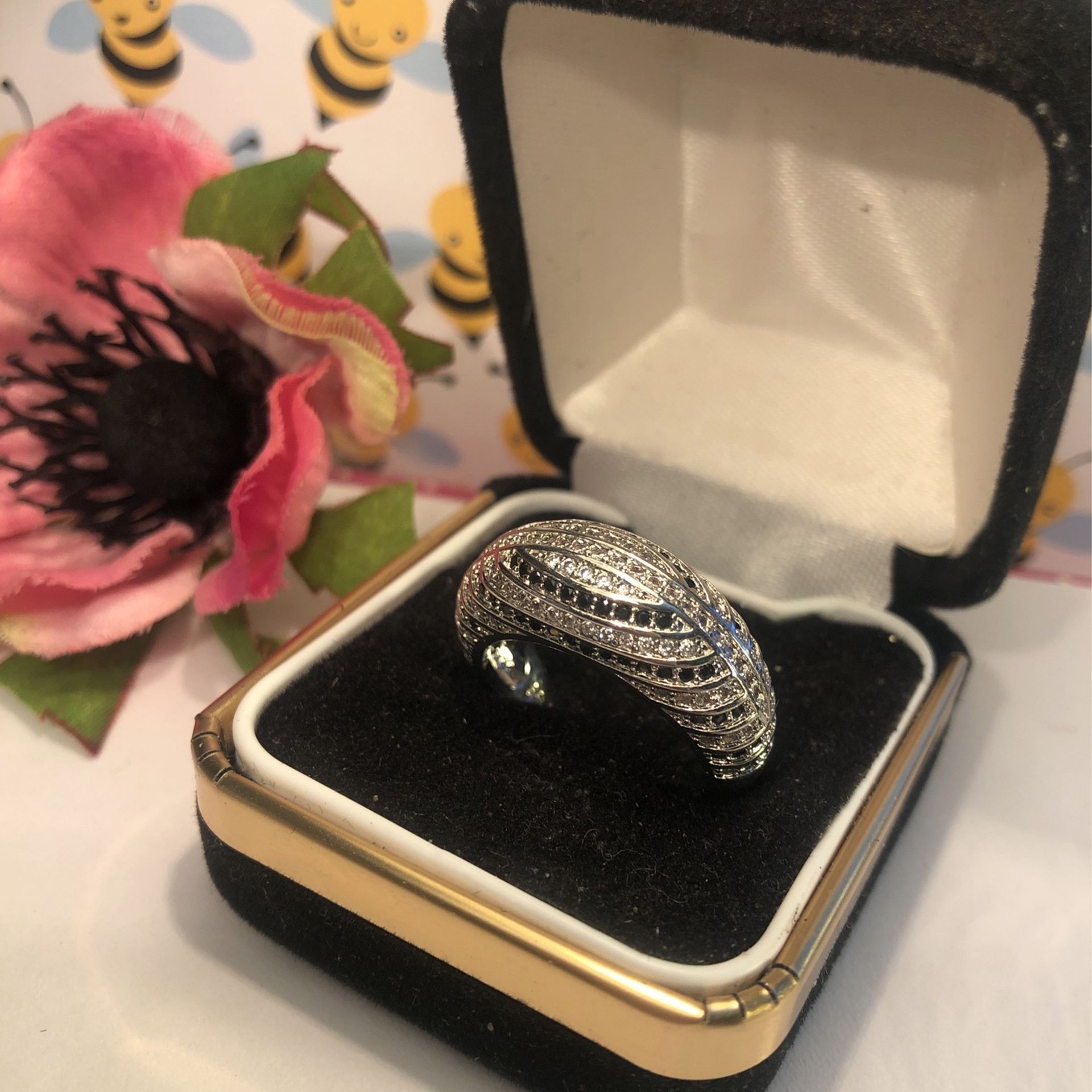 Dome Shaped Band With Chanbel Set Black& white Sapphires On Sterling Silver .925 Stamped Band Sz(7