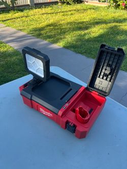 Milwaukee M12 12-Volt Lithium-Ion Cordless PACKOUT Flood Light w/USB Charging