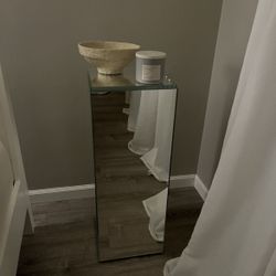 Mirrored plinth