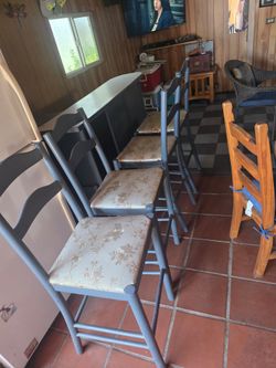Round Bar Height Table with 4 Chairs – Good Condition