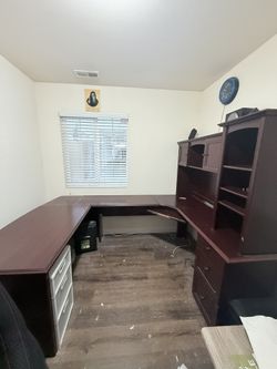 U Shape Desk With Hatch