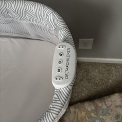 Delta Children Bassinet 