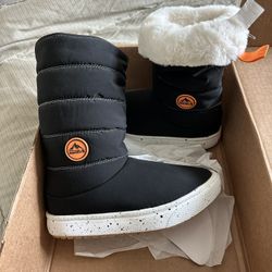 NEW Water resistant Boots Nativ8 Brand