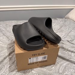 YEEZY SLIDES  / SIZE 9 M