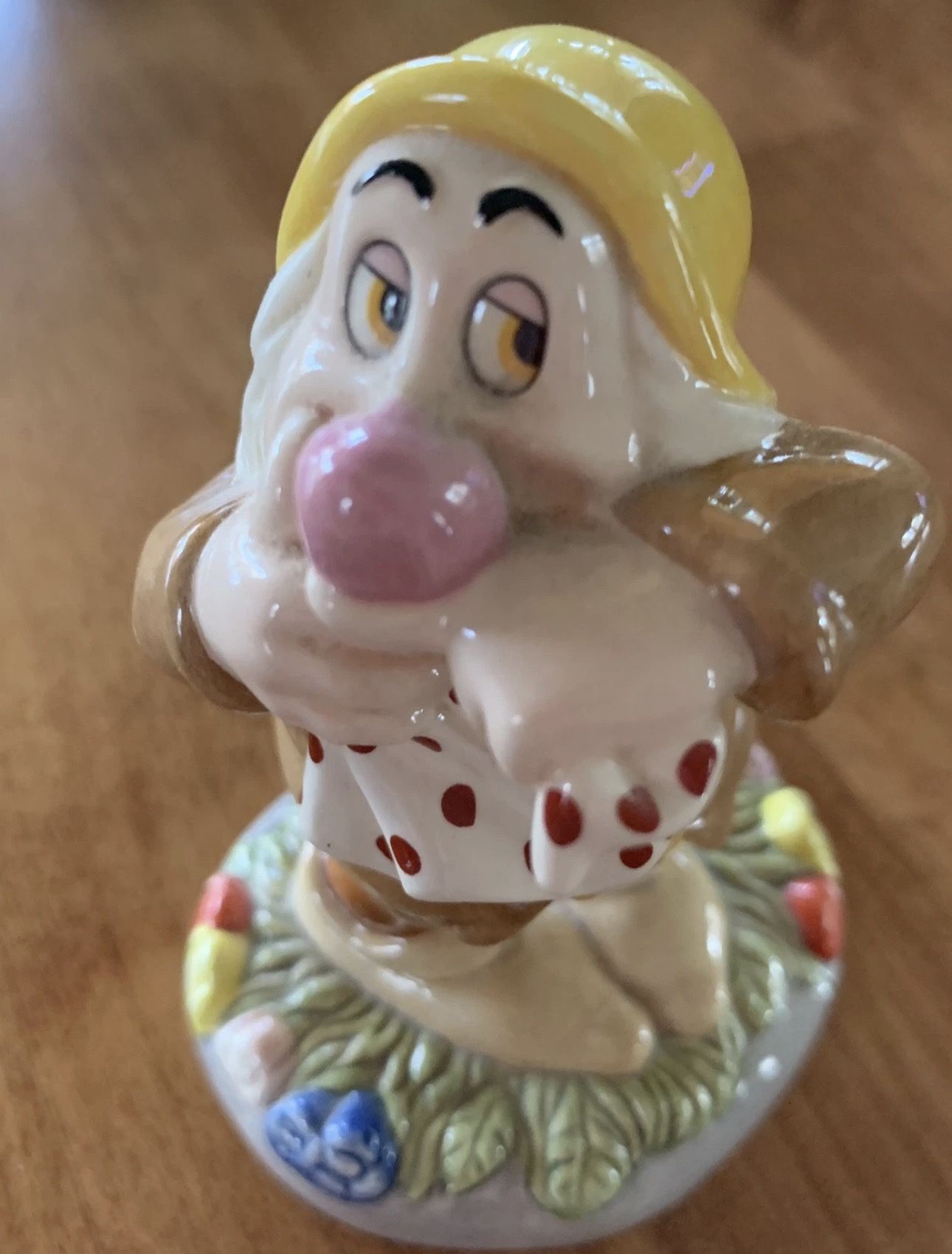 2003 Royal Doulton Disney Showcase Collection Snow White - Sneezy- Ah Ah Aachoo