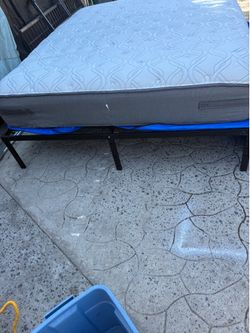 BEAUTIFUL KING SIZE BED INCLUDING THE FRAME AND SEALY POSTUREPEDIC MATTRESS CLEAN