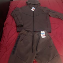 Nike tech sweatsuit brand new with tags medium