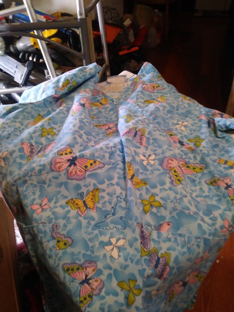 SB SCRUBS SCRUB SHIRT SIZE. S HAS 2 POCKETS