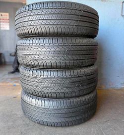 235/65/18 Michelin 🌟🌟 Vendo un set de llantas con 80% de vida las 4 🌟🌟🤩