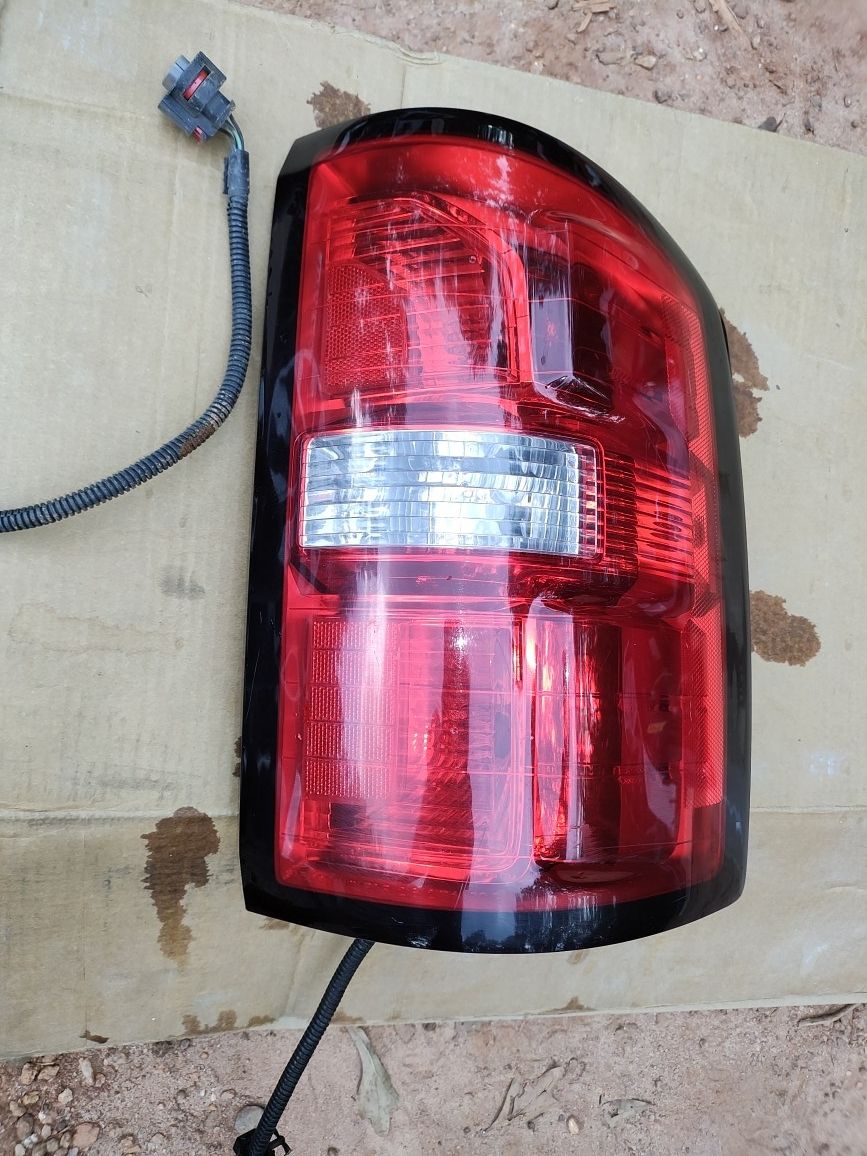 2015 GMC 2500 Passenger Side Tail Light