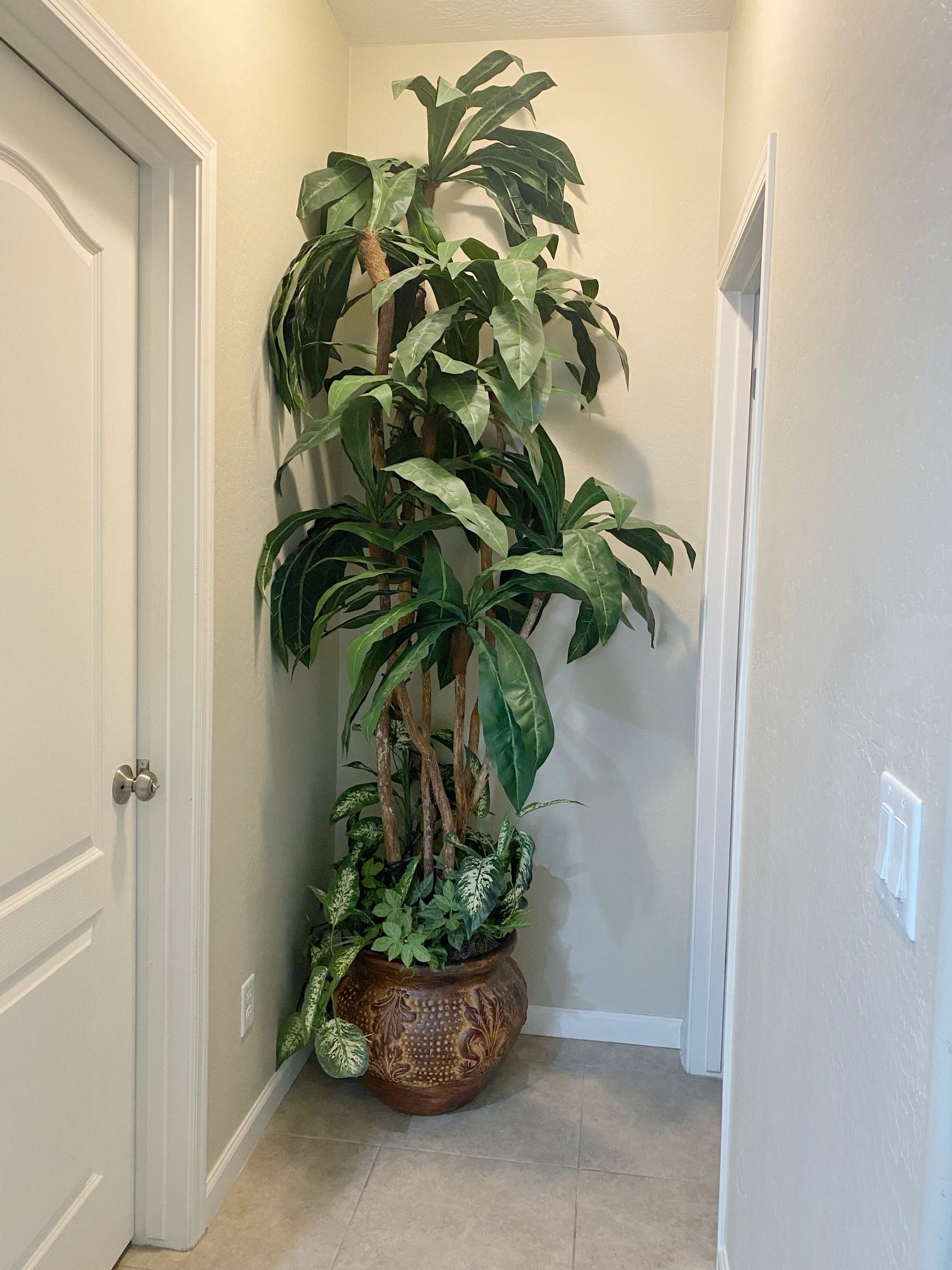 8ft tall artificial tree with real ceramic pot for Sale in Gilbert, AZ