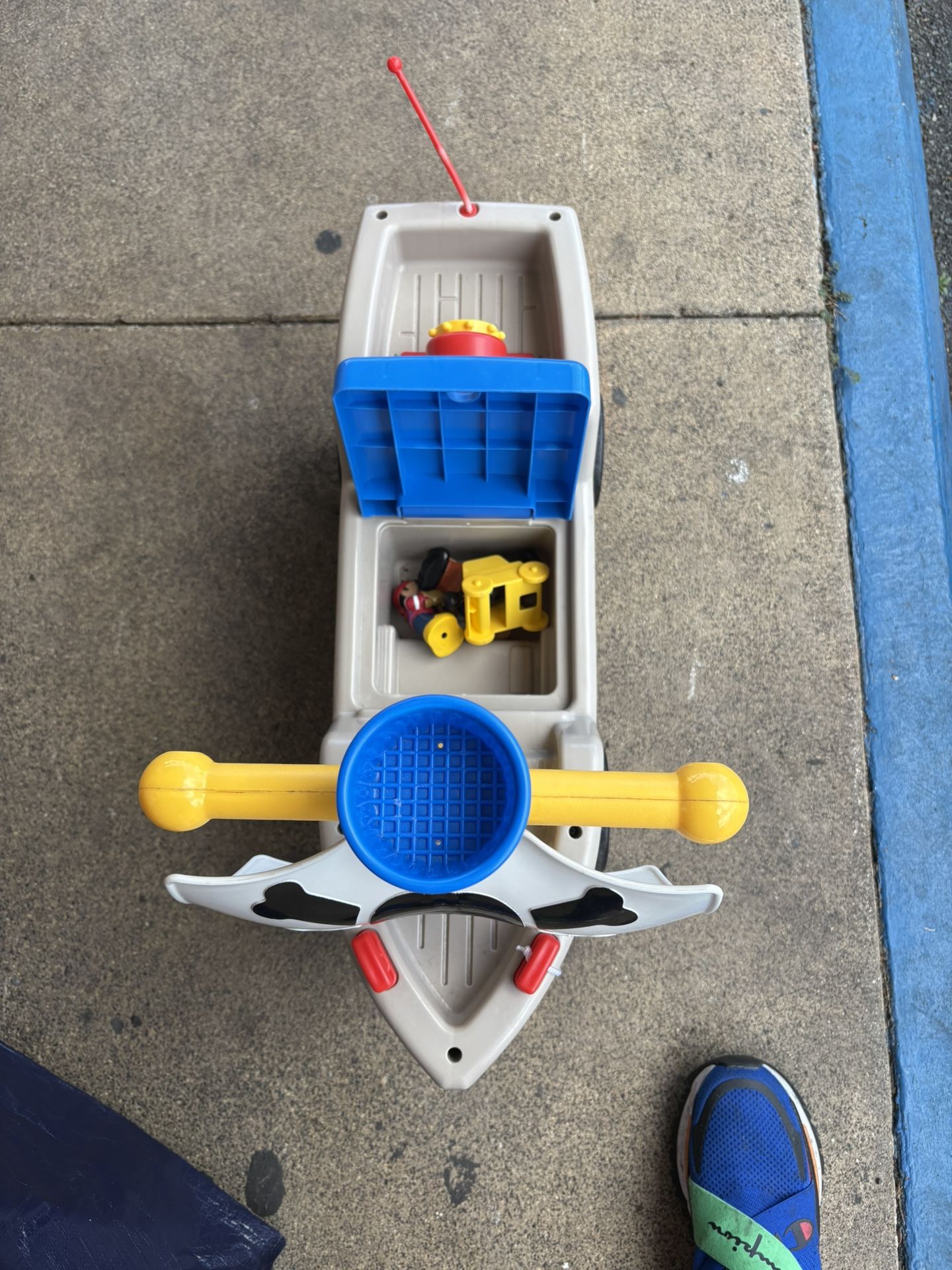 kids ride on pirate ship / car/ unicorn