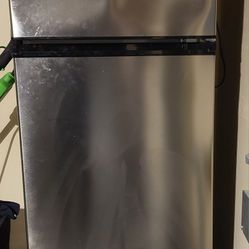 Vissani 7.1 cu. ft. Top Freezer
Refrigerator