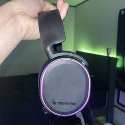 SteelSeries RGB Arctis 5 Gaming Headset for Sale in Old Rvr wnfre