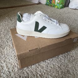 Unisex Leather Sneaker - Veja