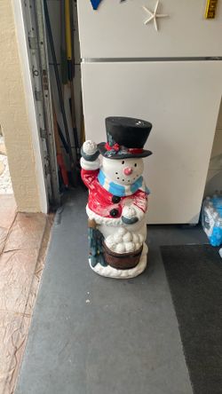 Snowman statue decor