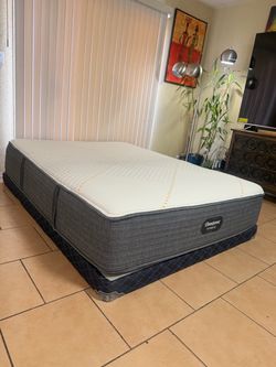 QUEEN SIZE BEAUTYREST HYBRID