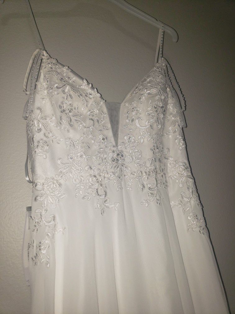 Brand New Diamond White Wedding Dress For Sale