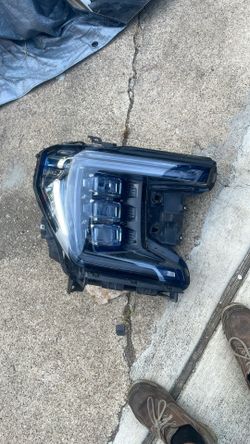 2021. 2024 GMC Yukon Denali Right Head Light