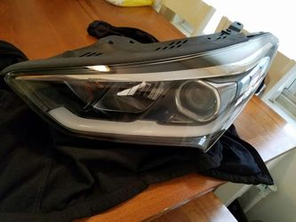 2017 Hyundai Santa fe driver side headlight