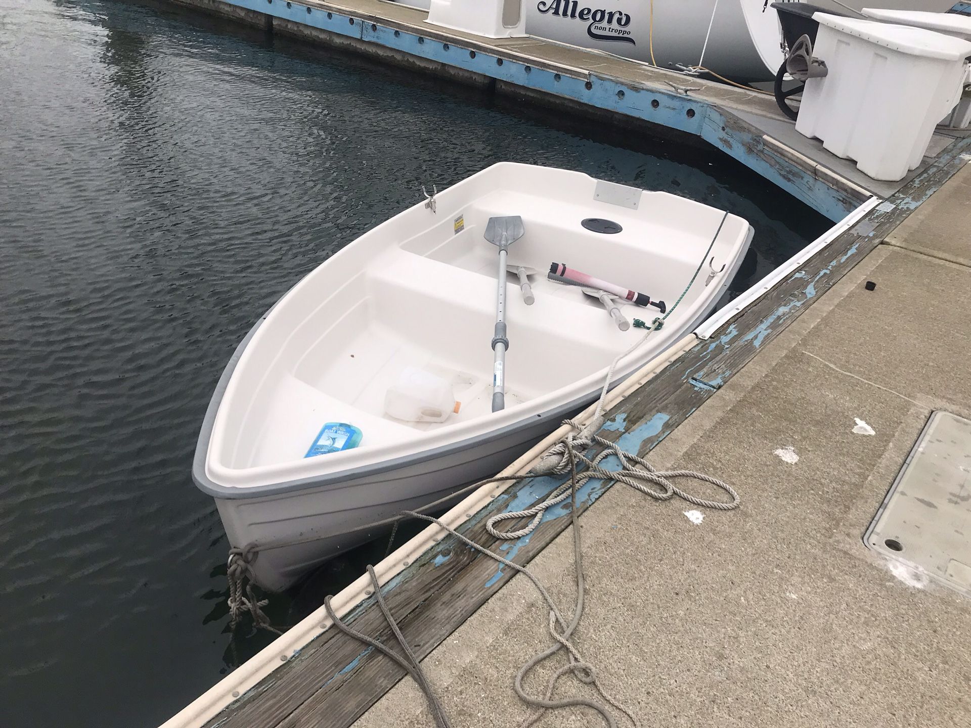 West marine rigid hard side dinghy white fishing boat 9’ 9”