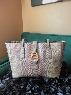 Dooney & Bourke Alligator Embossed Shannon Tote in Silver🎀
