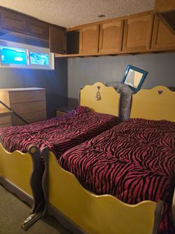 2 TWIN BEDS A DRAWER AND A VANITY  THE WHOLE SET