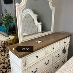 Ashley Realyn Queen Chipped White Panel Bedroom Set 4 PIECE in stock 🙏🥰
$2,499