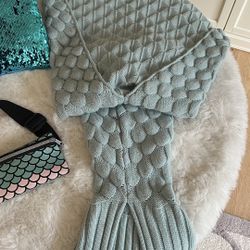 🧜‍♀️ Children’s Mermaid Tail Blanket And Decor Lot 