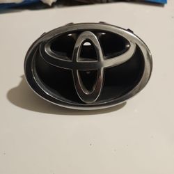 01-02 COROLLA FRONT GRILLE Emblem