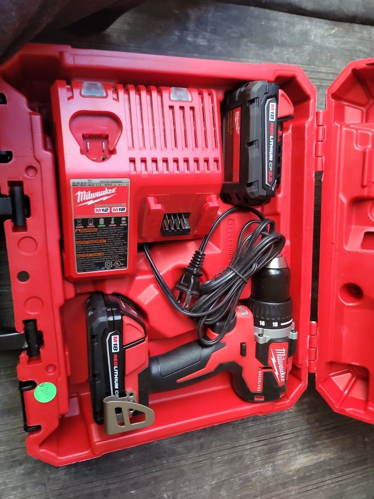 MILWAUKEE M18 BRUSHLESS 1/2"(13MM) DRILL DRIVER NEW KIT 2 BATTERIES AND CHARGER 
