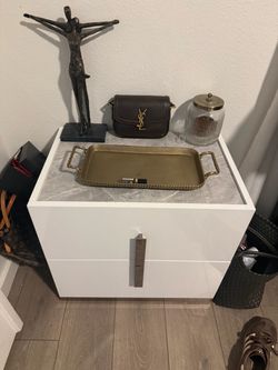 Set of 2 Italian Nightstands